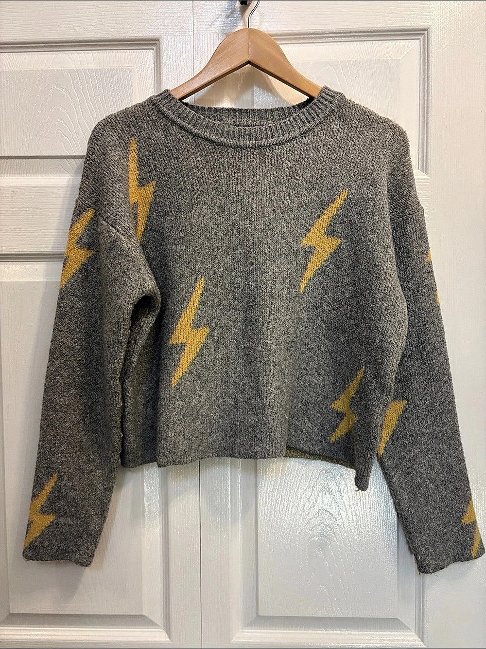 No Boundaries Gray Yellow Lightning Bolt Cropped Sweater M